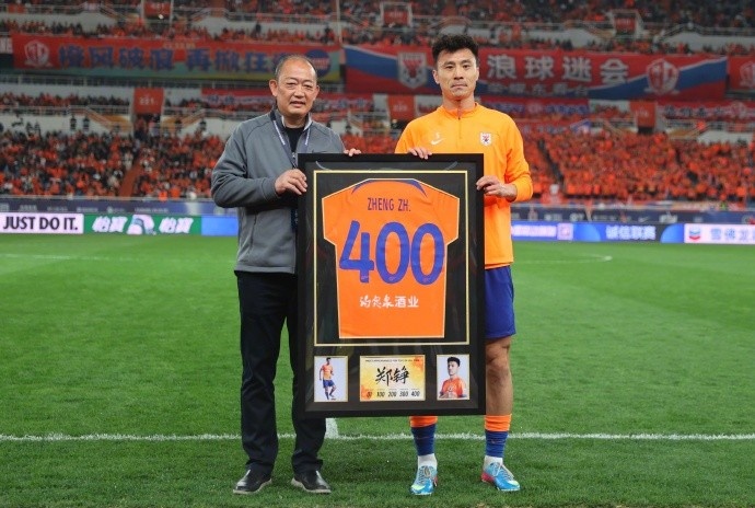 郑铮达成泰山队生涯400场里程碑，铮橙岁月感谢有你！ ​​​