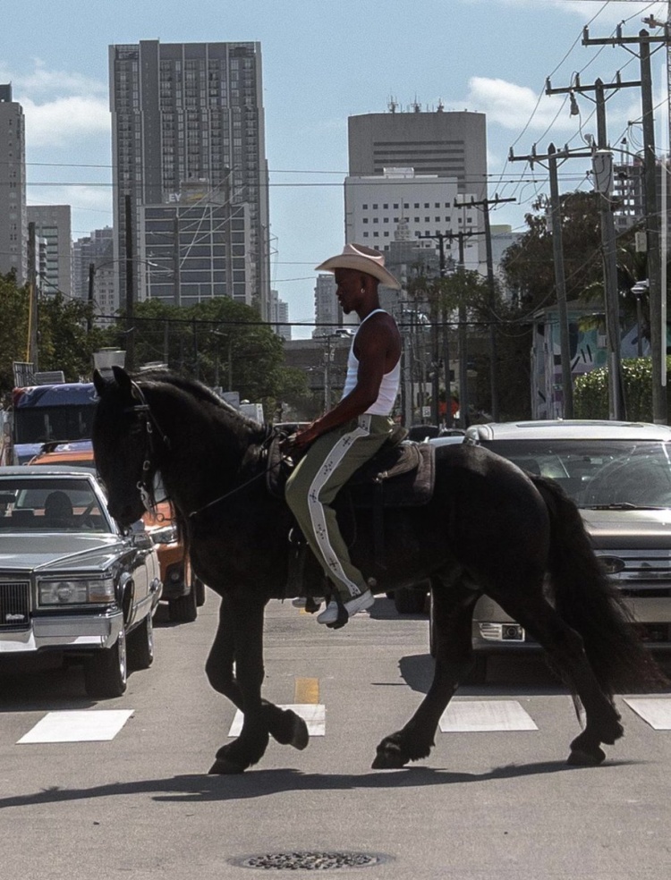 美媒晒照：热火球星巴特勒在迈阿密市中心街头骑马出行！