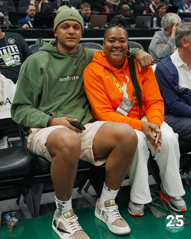 班凯罗与母亲现身WNBA风暴队主场看球 其母也为职业球员