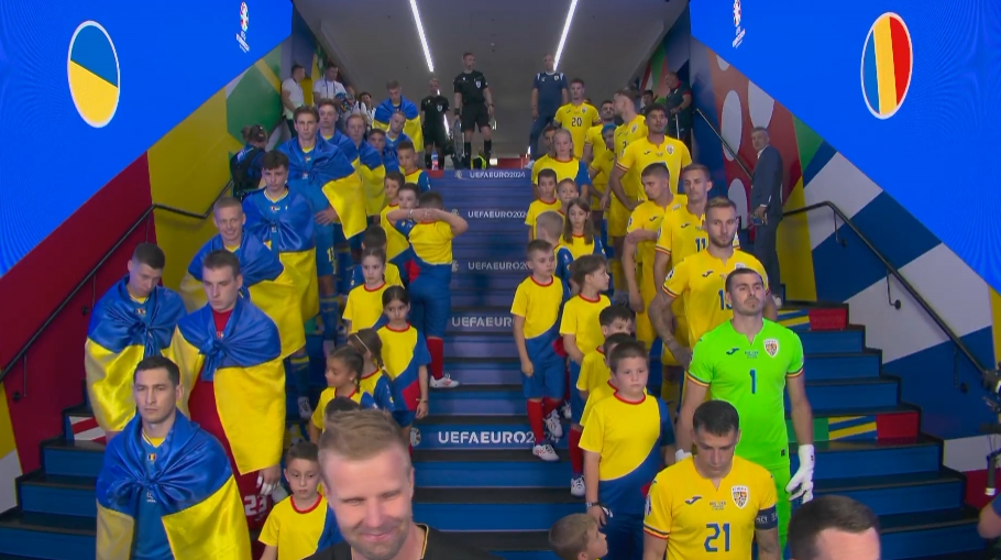 乌克兰全队身披国旗出场