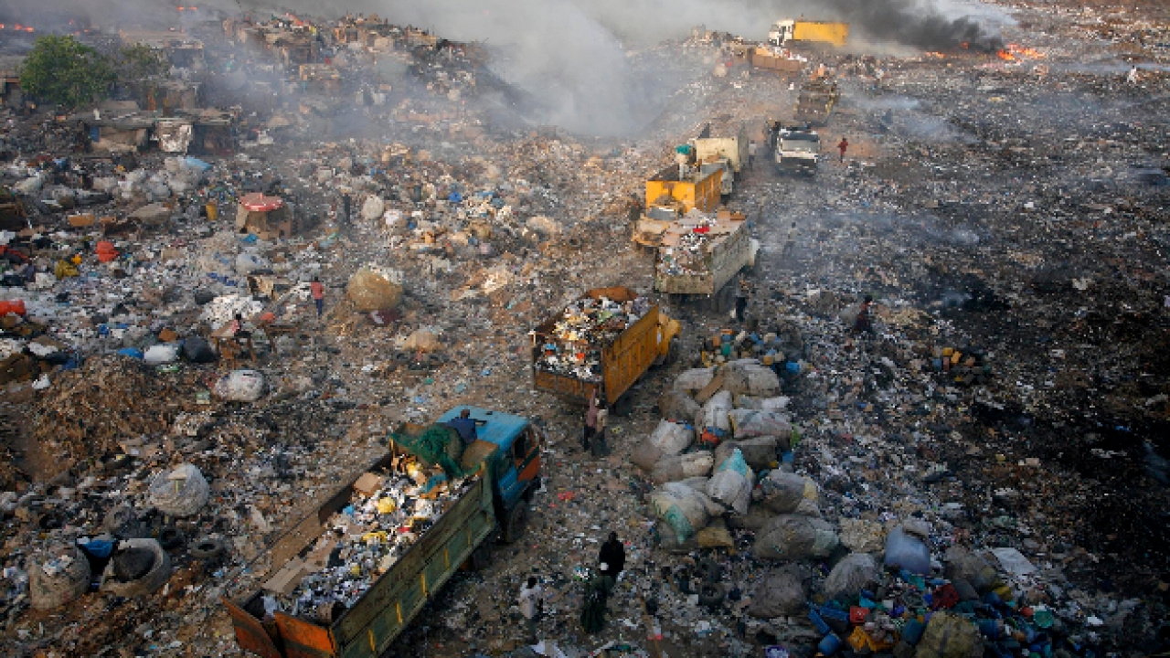 不忘根！奥斯梅恩带非洲金球奖杯回故乡最大垃圾填埋场所在地
