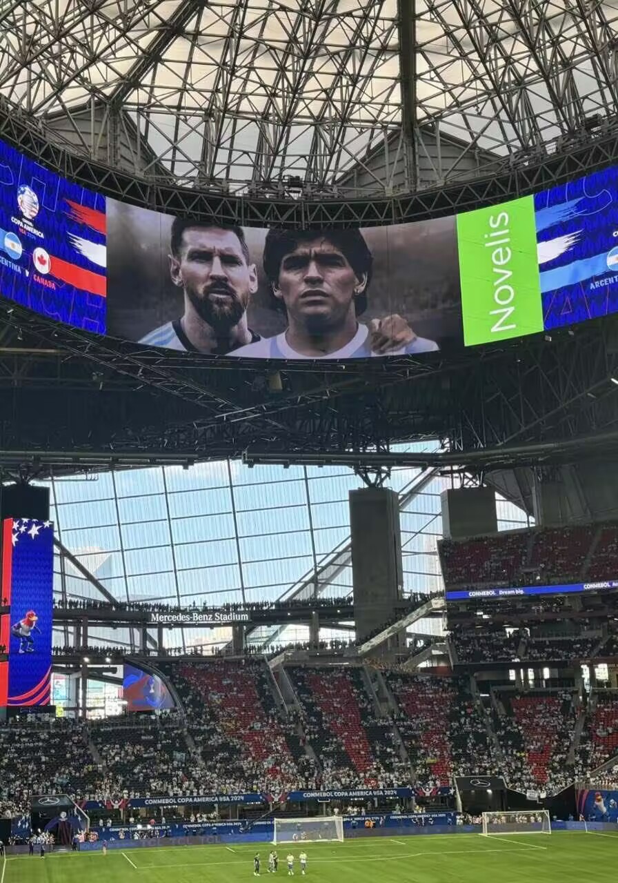 ❤️两代球王！梅西与马拉多纳的头像出现在美洲杯现场大屏幕上