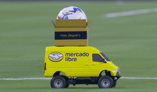 有点意思！美洲杯墨西哥vs牙买加，一辆玩具车将球送入场内