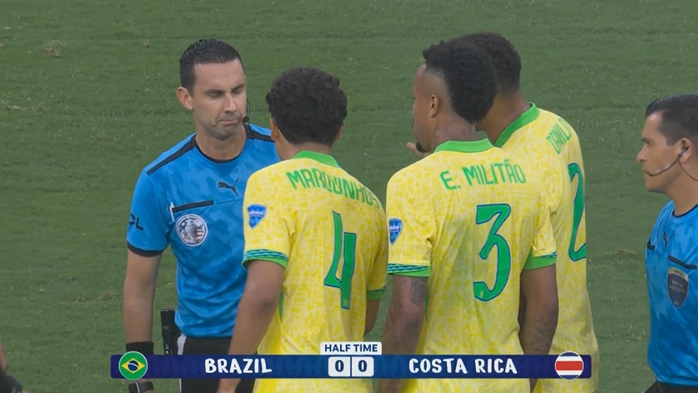 强烈不满！裁判多次争议判罚，巴西球员半场结束围住裁判要说法