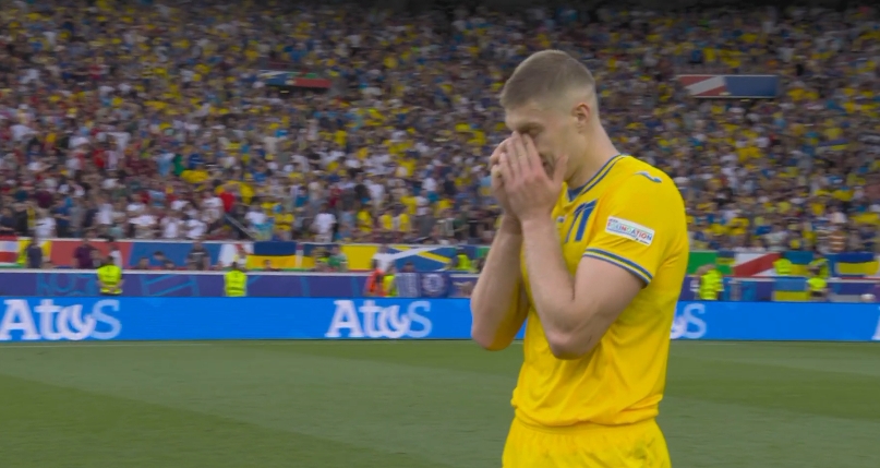 4分垫底出局！全场哨响后乌克兰球员同时倒地 津琴科沮丧抹泪