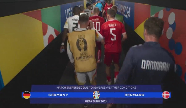 比赛暂停⏸因雷暴天气，德国和丹麦球员已经返回更衣室