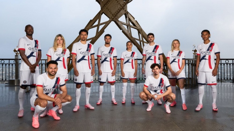 巴黎发布新赛季客场球衣：设计上致敬地标埃菲尔铁塔