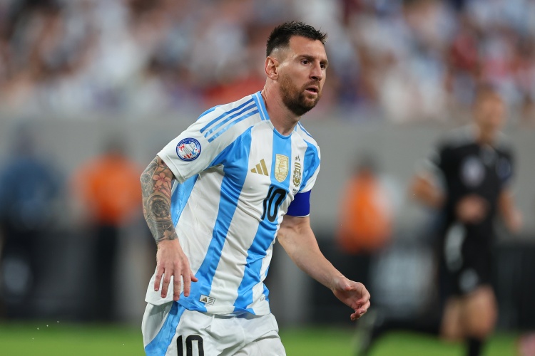 记者：阿根廷会在周四决定是否让梅西首发出战厄瓜多尔